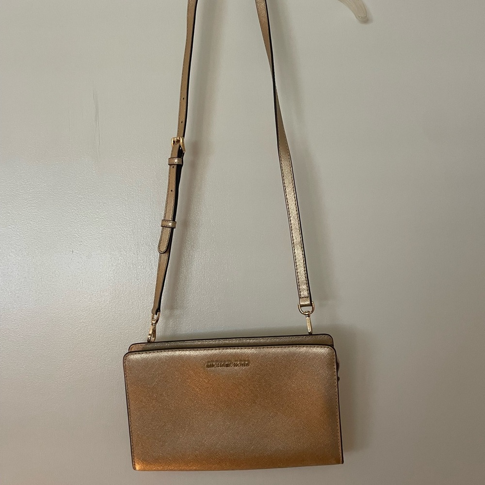 MICHAEL KORS Gold Crossbody in Perfect condition with multiple pockets!